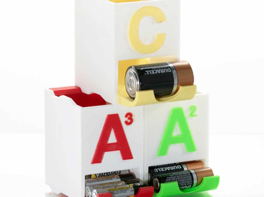Stapelbare batterijhouders met bijpassende etikettering (Afbeelding bron: adoniram/thingiverse)
