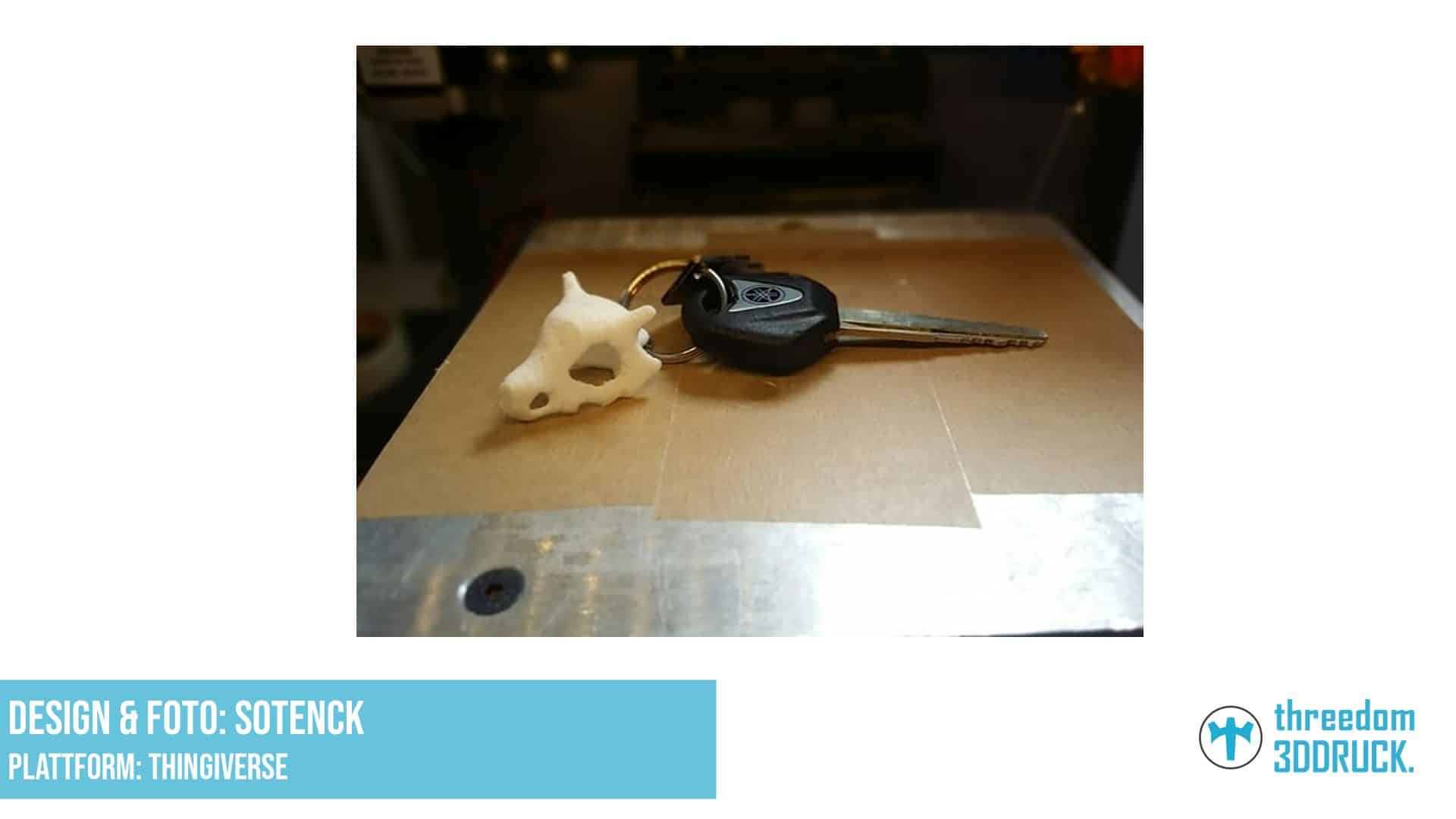 Cubone Pokémon-Schlüsselanhänger mit Schädel