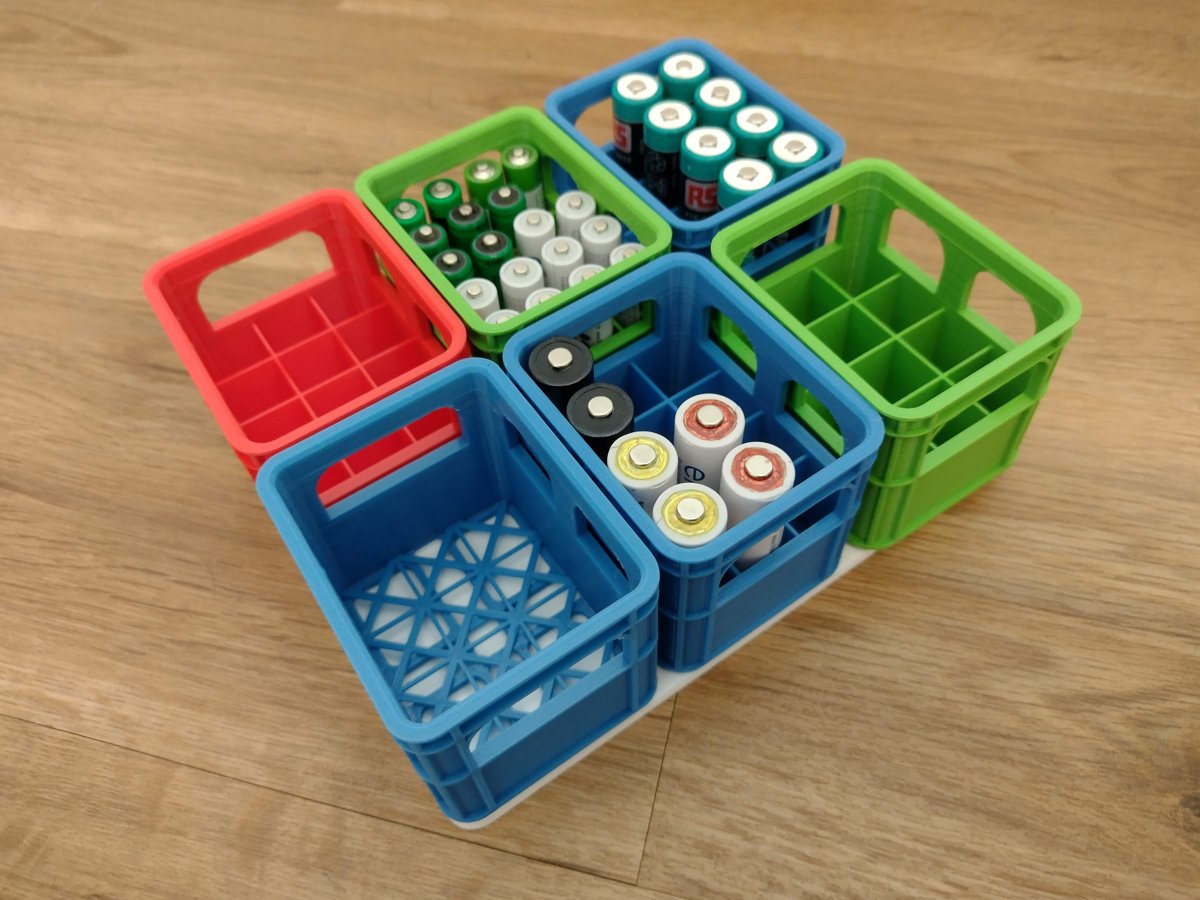 Gestapelte Bierkästen mit Batterien aus dem 3D-Drucker