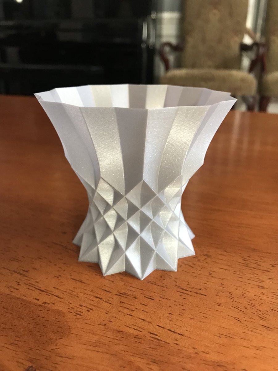 Facettierte Vase aus dem 3D-Drucker