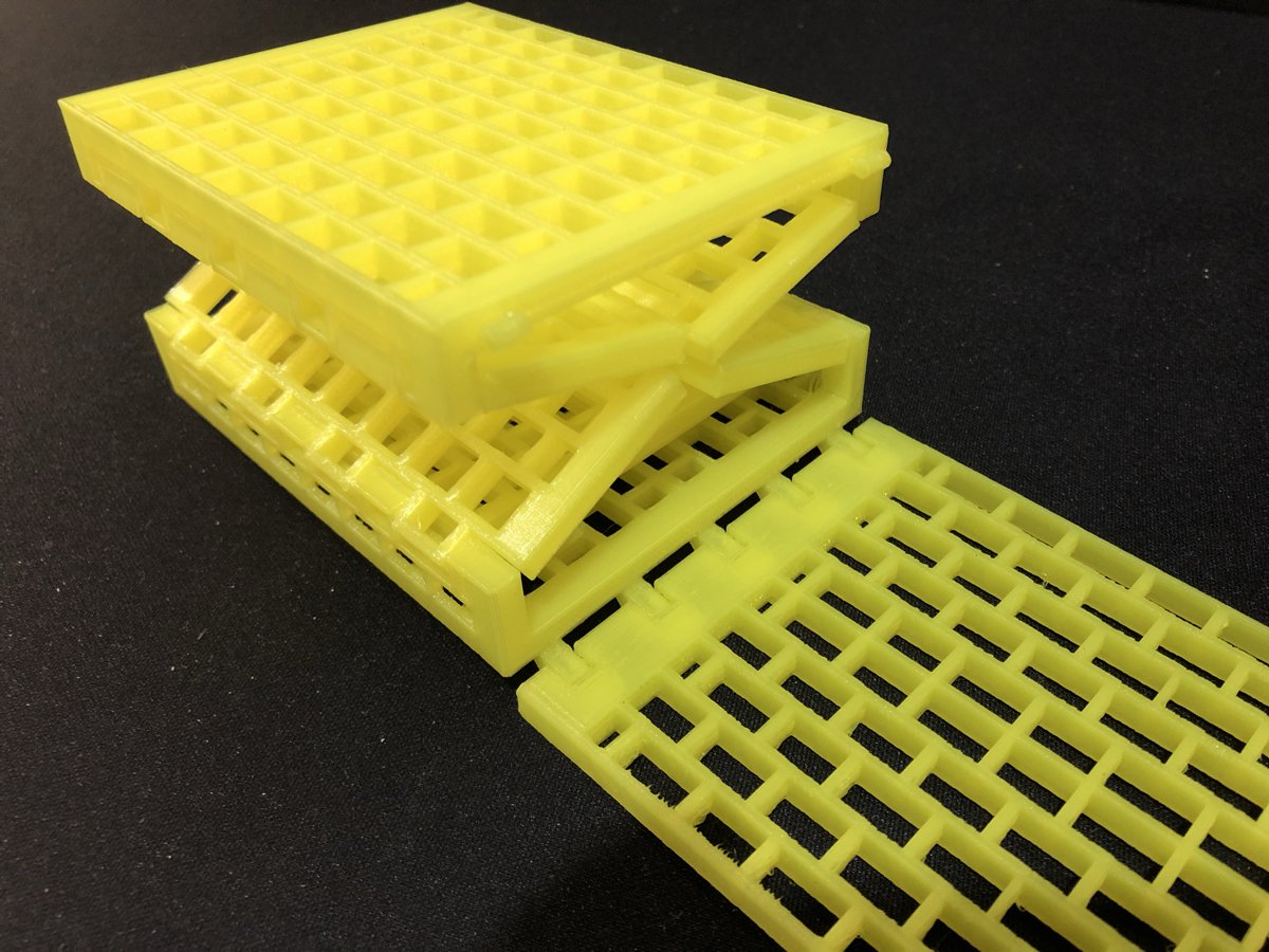 Aufgefaltete Faltbox aus dem 3D-Drucker